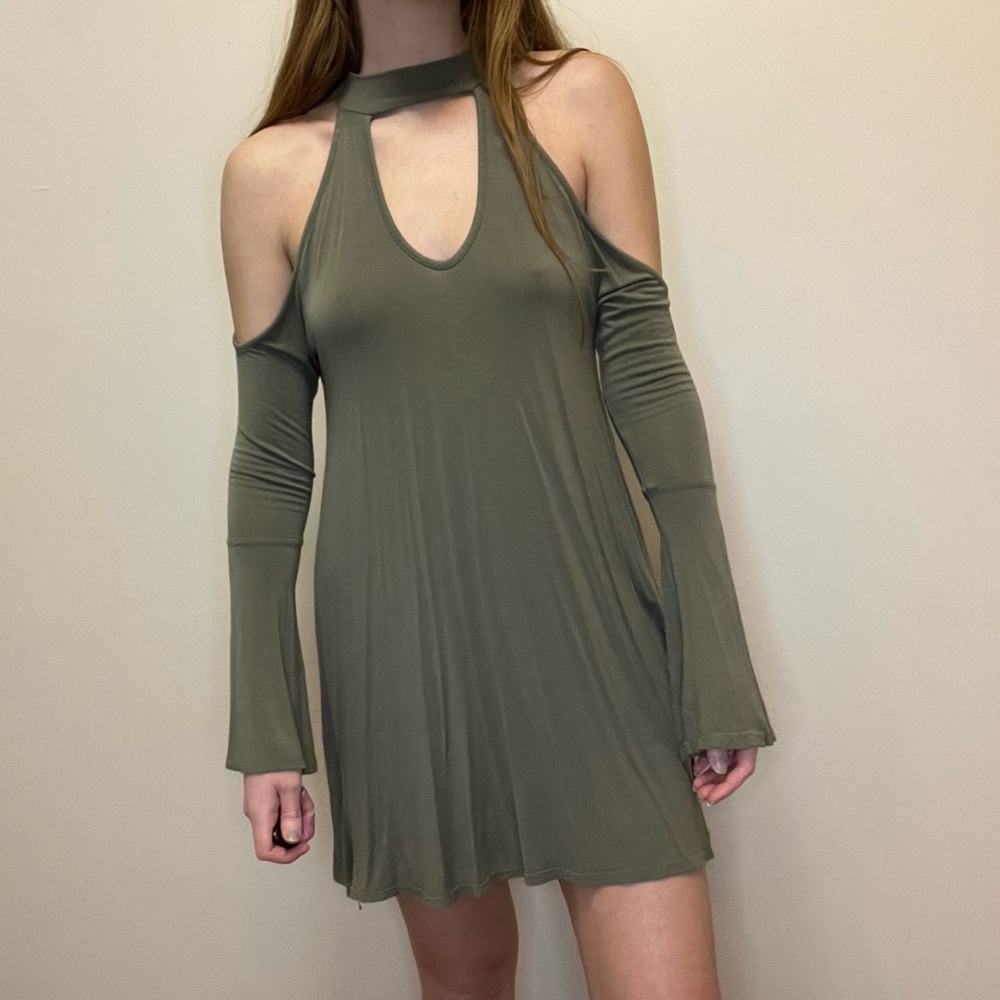 Super cute cold shoulder long sleeve dress!